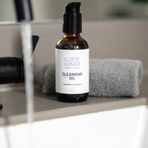 Makeup and Oil Cleanser (Removes Makeup & Debris)